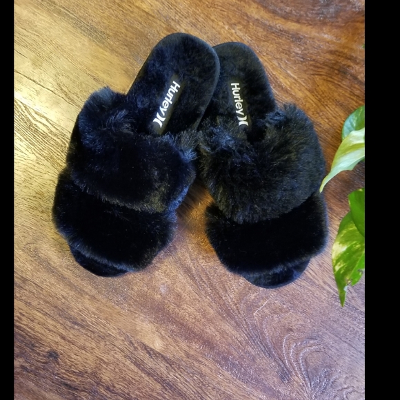 Hurley Shoes - Fuzzy black slides🖤